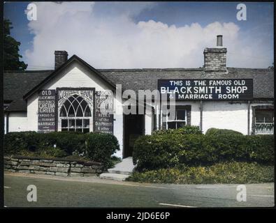 Das berühmte Old Smithy and Marriage Room im Gretna Green, Dumfries, Schottland - der Hafen für entlaufene Paare aus England. Kolorierte Version von : 10087934 Datum: Ca. 1945 Stockfoto