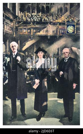 NANCY, LADY ASTOR die Vizedame Astor, die zwischen Lord Balfour und Lloyd George steht, wird die erste Parlamentsabgeordnete, 1919. Kolorierte Version von : 10081455 Datum: 1879 - 1964 Stockfoto