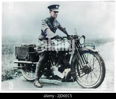 Der britische Archäologe, Soldat, Geheimdienstoffizier und Schriftsteller Thomas Edward Lawrence (1888-1935), bekannt als Lawrence von Arabien. Hier in RAF-Uniform auf einem Motorrad der Marke Brough Superior SS100. Im Jahr 1920s änderte er seinen Namen in T. E. Shaw, um seine Identität und Bekanntheit seines früheren Lebens, das die arabische Revolte führte, zu verbergen. Kolorierte Version von : 10089531 Datum: Ca. 1930 Stockfoto