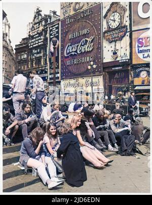 Jugendliche hängen um die Eros-Statue im Piccadilly Circus Colorized Version von : 10144216 Datum: 1969 Stockfoto