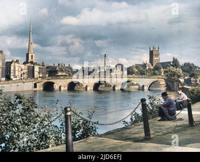 Ein beeindruckendes Bild von Worcester, Worcestershire, mit seiner alten Kathedrale und dem anmutigen Turm der St. Andrew's Church, am Fluss Severn gelegen. Kolorierte Version von : 10146215 Datum: 1940s Stockfoto
