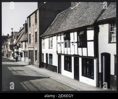 Ein Blick auf die Hastings High Street, ein Teil der Altstadt, von Hastings, Sussex, zeigt ihre kontrastierenden Architekturstile. Kolorierte Version von : 10146316 Datum: 1950s Stockfoto