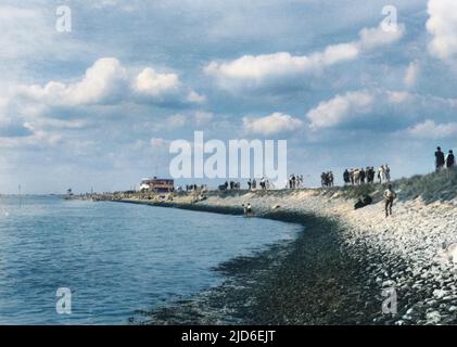 Die alte Meeresmauer, die Canvey Island, Essex, an der Mündung der Themse umgibt. Die Mauer wurde um 1623 vom niederländischen Ingenieur Cornelius Vermuyder errichtet. Kolorierte Version von : 10148671 Datum: 1940s Stockfoto