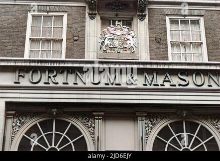 Das Schriftzug „Fortnum and Mason“ über der Tür des berühmten Geschäfts, in dem Luxusgüter aller Art verkauft werden, Piccadilly, London. Kolorierte Version von : 10146523 Datum: 1960s Stockfoto