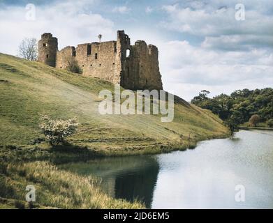 Morton Castle, in der Nähe von Thornhill, Dumfriesshire, Schottland, besteht aus einem zerstörten 15. Jahrhundert halten und dreieckigen Innenhof. 1459 von den Earls of Morton erworben. Kolorierte Version von : 10147258 Datum: 1930s Stockfoto