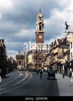 Die High Street, Colchester, Essex, zeigt das Rathaus, mit dem 'Jumbo' Wasserturm dahinter. Kolorierte Version von : 10160756 Datum: 1950s Stockfoto