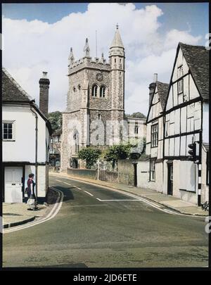 Die schöne alte Kirche St. Mary, Amersham, Buckinghamshire, England, mit einigen der malerischen alten Häuser in dieser Stadt der alten Gebäude. Kolorierte Version von : 10155728 Datum: 1950s Stockfoto