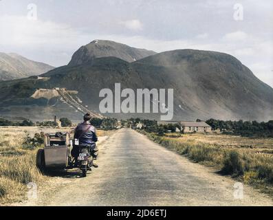 Touristen mit Motorrad und Beiwagen genießen diese schöne Aussicht auf den entfernten Gipfel des Ben Nevis, Großbritanniens höchsten Berg, von der 'Road to the Isles', Inverness-Shire. Kolorierte Version von : 10157521 Datum: 1940s Stockfoto