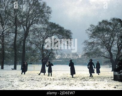 Mädchen schneeballten im Brockwell Park, in der Nähe von Herne Hill, im Süden Londons, während der ersten Weihnachten des Zweiten Weltkriegs. Kolorierte Version von : 10158908 Datum: Dez-39 Stockfoto