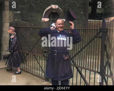 Ein 'Beefeater' Yeomen Warder of the Tower of London, der während einer Hitzewelle seinen Hut auszieht! Kolorierte Version von : 10162007 Datum: Anfang 1930s Stockfoto