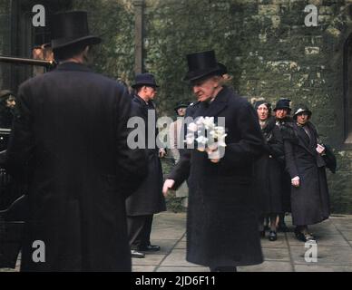 COSMO GORDON LANG, 1. Baron lang of Lambeth Erzbischof von Canterbury von 1928 bis 1942. Hier in ein Auto, mit einem Blumenstrauß. Kolorierte Version von : 10163464 Datum: 1864 - 1945 Stockfoto