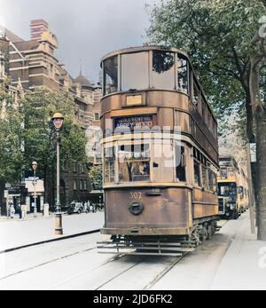 Eine Londoner Straßenbahn, die über die Old Kent Road nach Abbey Wood fährt. Kolorierte Version von : 10165857 Datum: 1930s Stockfoto