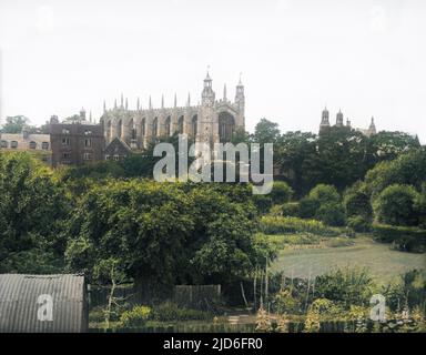 Eton College, in der Nähe von Windsor, in der englischen Grafschaft, von einer Entfernung über dem Wald aus gesehen. Kolorierte Version von : 10167473 Datum: 1930s Stockfoto