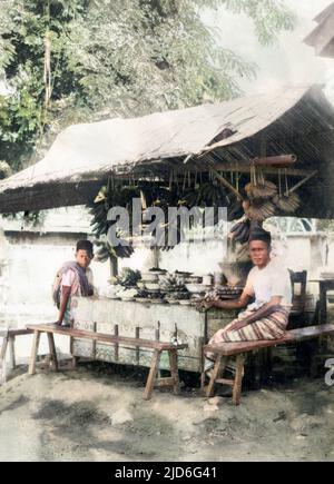 Javanische Jungen verkaufen Obst usw. in einem Open-Air-'Shop', Java, Indonesien. Kolorierte Version von : 10168481 Datum: Anfang 1930s Stockfoto