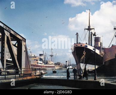 Eine Anlegestelle, die Schiffe zeigt, die in Birkenhead Docks, Merseyside, England, vertäut sind. Kolorierte Version von : 10171136 Datum: 1950s Stockfoto