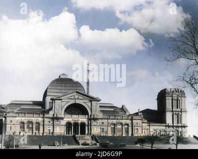 Alexandra Palace, Nord-London, England. Das ursprüngliche Gebäude aus dem Jahr 1873 brannte nur 16 Tage nach seiner Eröffnung dramatisch ab. Es wurde schnell wieder aufgebaut und im Jahr 1875 wieder eröffnet. Kolorierte Version von : 10174944 Datum: 1875 Stockfoto