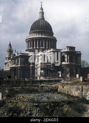 Eine Bombenanlage neben der St. Paul's Cathedral, London, von der Bread Street aus gesehen nach dem Zweiten Weltkrieg. Kolorierte Version von : 10170940 Datum: 1950s Stockfoto