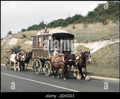 Eine Zigeunerfamilie in ihrer traditionellen Karawane, auf Wrotham Hill, Kent, England. Kolorierte Version von : 10171849 Datum: 1950s Stockfoto