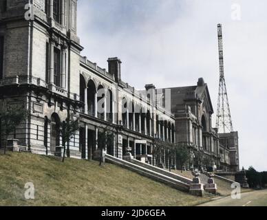 Alexandra Palace, Nord-London, England. Das ursprüngliche Gebäude aus dem Jahr 1873 brannte nur 16 Tage nach seiner Eröffnung dramatisch ab. Es wurde schnell wieder aufgebaut und im Jahr 1875 wieder eröffnet. Kolorierte Version von : 10171554 Datum: 1875 Stockfoto