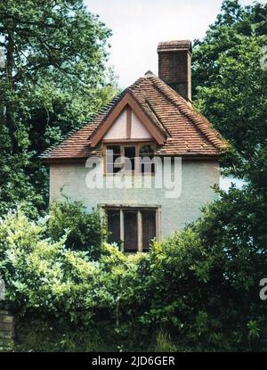 Das Haus in Clouds Hill, in der Nähe von Wool, Dorset, England, wo der britische Archäologe, Der Soldat, Geheimdienstoffizier und Schriftsteller Thomas Edward Lawrence (1888-1935), bekannt als Lawrence von Arabien, zog sich nach dem Verlassen der R.A.F. im Jahr 1935 zurück, kurz bevor er starb. Kolorierte Version von : 10171957 Stockfoto