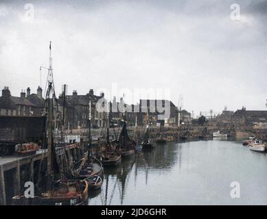 The River Witham, Boston, Lincolnshire, England, mit dem berühmten Turm der St. Botolph's Kirche, besser bekannt als die "Boston Stump" sieht fast geisterhaft in der Ferne colorized Version von : 10181913 Datum: 1930s Stockfoto