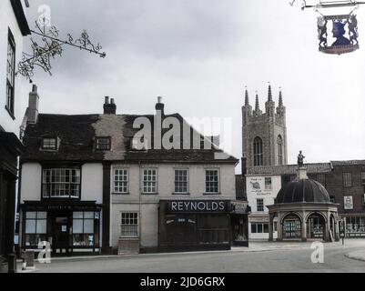 Der Marktplatz in Bungay, Suffolk, England, zeigt das interessante 17.-Jahrhundert-Butterkreuz und einige der alten Stadthäuser. Kolorierte Version von : 10186146 Datum: 1930s Stockfoto