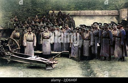 Zar Nikolaus II., Kaiser von Russland, gezeigt mit seinem Stab an der Ostfront. 1915 entließ Nikolaus den Großherzog Nikolaus und ernannte sich selbst zum Oberbefehlshaber der kaiserlichen russischen Armee, was sich als schwacher und richtungsloser Militärführer erwies. Kolorierte Version von: 10215296 Datum: 1915 Stockfoto