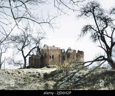Die Ruinen von Barden Towers, in Wharfdale, Yorkshire, England. Diese große Burgruine wurde 1455 an der Stelle eines früheren Jagdhauses der Cliffords von Skipton erbaut. Kolorierte Version von : 10187811 Datum: 15. Jahrhundert Stockfoto