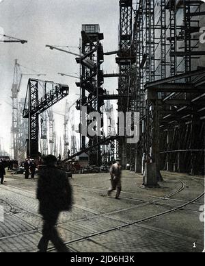 Foto von „Queen Mary“, damals bekannt als „Hull Number 534“, wird in der Werft von John Brown, Clydebank, gebaut. Die Arbeiten an dem massiven Linienschiff waren zwischen 1931 und 1934 wegen fehlender Mittel eingestellt worden, aber die Fusion von Cunard und White Star Line und ein Regierungsdarlehen von neuneinhalb Millionen Pfund retteten das Schiff. Sie wurde im September 1934 von Queen Mary ins Leben gerufen. Kolorierte Version von: 10216334 Datum: 1934 Stockfoto