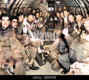 Eine Einheit der British First Airborne Division im Segelflugzeug auf dem Weg nach Arnhem, September 1944. Am 17.. September 1944 wurde die Operation "Market Garden" in Angriff genommen; ein kühner Plan des Feldmarschalls Montgomery, Tausende von Lufttruppen nach Holland zu fallen, um eine Invasionsroute nach Deutschland zu erobern. Die britischen First Airborne, American 81. und 101. Divisions nahmen an dem Plan Teil, der letztlich erfolglos blieb. Kolorierte Version von: 10218090 Datum: 1944 Stockfoto