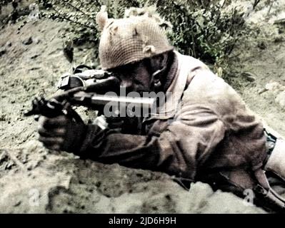 Ein Soldat der britischen First Airborne Division feuerte im September 1944 sein Sten-Gewehr auf Deutsche in der Nähe von Arnhem, Holland. Am 17.. September 1944 wurde die Operation "Market Garden" in Angriff genommen; ein kühner Plan des Feldmarschalls Montgomery, Tausende von Lufttruppen nach Holland zu fallen, um eine Invasionsroute nach Deutschland zu erobern. Die britischen First Airborne, American 81. und 101. Divisions nahmen an dem Plan Teil, der letztlich erfolglos blieb. Kolorierte Version von: 10218096 Datum: 1944 Stockfoto