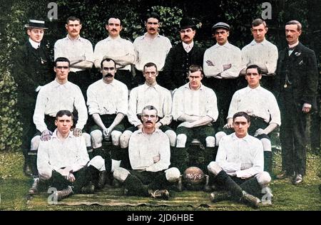 Foto des Fußballteams Wolverhampton Wanderers der Saison 1907-1908. Die abgebildeten Spieler sind: Hintere Reihe, von links nach rechts: W. Shepherd (Direktor), W. Wooldridge (Kapitän), J. Jones, K. Hunt, J. Addinbroke Lee (Sekretär), T. Lunn, Harrison, A.J. Evans (Vorsitzender). Mittlere Reihe, von links nach rechts: Ward, Hedley, J.H. Jones, Radford, Pedley. Vordere Reihe, links nach rechts: Bishop, Collins, Shelton. Kolorierte Version von: 10219010 Datum: 1908 Stockfoto