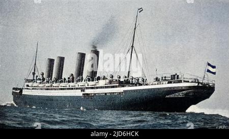 Das Heck des norddeutschen Lloyd Liner 'Kaiser Wilhelm der Grosse' auf See. Dieser Liner wurde von den Vulcan Shipyards in Stettin mit dem Ziel gebaut, das Blue Riband zu gewinnen. Sie wurde 1897 vom Kaiser selbst ins Leben gerufen und machte im selben Jahr den Transatlantiklauf in 5 Tagen und 20 Stunden, um den Titel zu beanspruchen. Sie diente bis 1914 auf dem Transatlantiklauf, als sie von der deutschen Marine als Hilfskreuzer übernommen wurde. Im August desselben Jahres wurde sie versenkt, nachdem sie von HMS 'Highflyer' angegriffen wurde. Kolorierte Version von: 10216899 Datum: 1900 Stockfoto