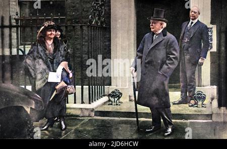 Lloyd George stellte sich vor, die Downing Street nach seinem Rücktritt mit seiner Frau und Tochter Megan zu verlassen. Seine Rücktrittserklärung wurde im Rundschreiben des Gerichts vom 19.. Oktober veröffentlicht. Lloyd George war zwischen 1905-1908 Präsident des Handelsausschusses und wurde 1908 Schatzkanzler. Sein populärster Schritt war es, den Alterspensionsgesetz und den National Insurance Act zu verabschieden. Er löste H. H. H. Asquith als Koalitionspriester (1916-1922) ab und leitete nach dem Krieg erfolgreich Friedensverhandlungen. 1921 kam er zu seinem umstrittensten Abkommen mit Sinn Fein für die Indepe Stockfoto