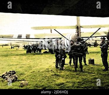 Segelflugzeuge und Männer der Allied Airborne Army, auf einem Flugplatz irgendwo in Großbritannien, September 1944. Am 17.. September 1944 wurde die Operation "Market Garden" in Angriff genommen; ein kühner Plan des Feldmarschalls Montgomery, Tausende von Lufttruppen nach Holland zu fallen, um eine Invasionsroute nach Deutschland zu erobern. Die britischen First Airborne, American 81. und 101. Divisions nahmen an dem Plan Teil, der letztlich erfolglos blieb. Kolorierte Version von: 10218089 Datum: 1944 Stockfoto