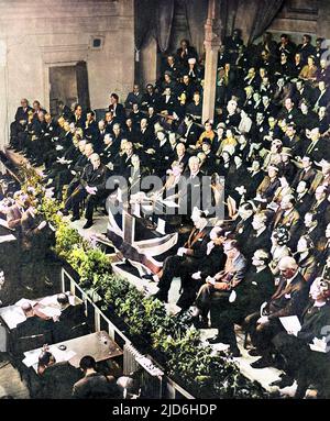 Das Foto zeigt (Maurice) Harold Macmillan (1894-1986), der seine Rede vor der Konferenz der Konservativen Partei in Scarborough, Yorkshire, am 15.. Oktober 1960 hielt. Macmillan, der damalige britische Premierminister, sprach über den Bericht der Monckton-Kommission über die Zentralafrikanische Föderation und über die Ost-West-Beziehungen. Kolorierte Version von: 10218796 Datum: 1960 Stockfoto