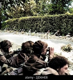 Eine Einheit der British First Airborne Division, in flachen Gräben entlang einer Straßenseite in der Nähe von Arnhem, September 1944. Am 17.. September 1944 wurde die Operation "Market Garden" in Angriff genommen; ein kühner Plan des Feldmarschalls Montgomery, Tausende von Lufttruppen nach Holland zu fallen, um eine Invasionsroute nach Deutschland zu erobern. Die britischen First Airborne, American 81. und 101. Divisions nahmen an dem Plan Teil, der letztlich erfolglos blieb. Kolorierte Version von: 10218087 Datum: 1944 Stockfoto