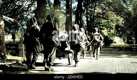 Soldaten der British First Airborne Division marschieren mit ihren Waffen und Ausrüstung nach Arnhem, nachdem sie am 1944. September außerhalb der Stadt gelandet sind. Am 17.. September 1944 wurde die Operation "Market Garden" in Angriff genommen; ein kühner Plan des Feldmarschalls Montgomery, Tausende von Lufttruppen nach Holland zu fallen, um eine Invasionsroute nach Deutschland zu erobern. Die britischen First Airborne, American 81. und 101. Divisions nahmen an dem Plan Teil, der letztlich erfolglos blieb. Kolorierte Version von: 10218093 Datum: 1944 Stockfoto