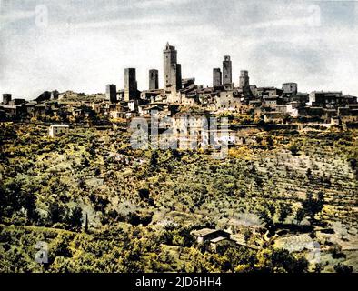 Das Foto zeigt die Stadt San Gimignano aus dem elften Jahrhundert, in der Nähe von Siena, Italien, vor Juli 1944. Später in diesem Monat berichtete die Illustrated London News, dass ein deutscher Artilleriebombarg, der am 13.. Juli begann und 30 Stunden dauerte, die Stadt zu Ruinen gemacht hatte. Kolorierte Version von: 10219812 Datum: 1944 Stockfoto