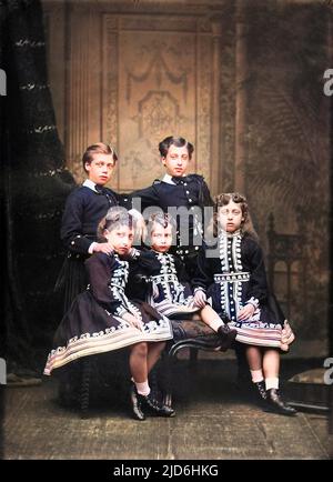 Fotostudie der fünf Kinder von Edward VII. Und Königin Alexandra, aufgenommen, als Edward noch Prinz von Wales war. Die Kinder, von links sind: Der Herzog von York (später George V), Louise, die Prinzessin Royal (später Herzogin von Fife), Königin Maud von Norwegen, Albert Victor, Herzog von Clarence und Prinzessin Victoria. Kolorierte Version von: 10220964 Datum: Ca. 1871 Stockfoto