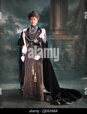 Königin Maria, früher Prinzessin May von Teck (1867 - 1953), trägt Roben des Strumpfordens. 1891 heiratete sie den Herzog von York, der König Georg V. von Großbritannien und Nordirland (1865-1936) wurde. Kolorierte Version von: 10220956 Datum: Ca. 1911 Stockfoto