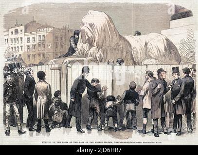 Bau der Löwenstatuen am Fuß der Nelson-Säule, Trafalgar Square, London, 1867. Im Hintergrund wird einer der Löwen "unter Wraps" gehalten, während im Vordergrund ein Polizist eine Reihe von Kindern im Auge behält, die durch den Zaun schauen. Kolorierte Version von: 10220901 Datum: 1867 Stockfoto