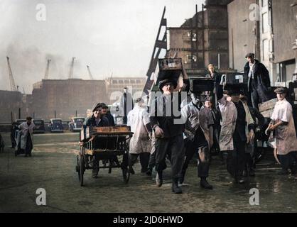 Das Foto zeigt eine Gruppe von Trägern vor dem Billingsgate Fish Market in London, um 1950. Die Träger werden gezeigt, wie sie Fischkisten auf ihren Köpfen tragen. Kolorierte Version von: 10222297 Datum: ca. 1950 Stockfoto