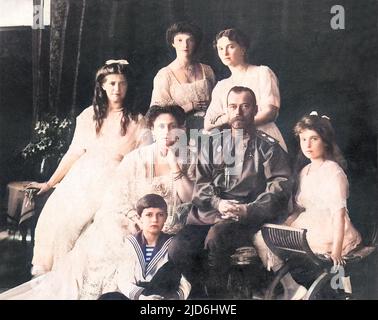 Zar Nikolaus II. Mit seiner Frau Tsaritsa Alexandra Feodorovna und ihren fünf Kindern, von links: Maria, Alexei (sitzend auf dem Boden), Olga, Tatiana und Anastasia. Kolorierte Version von: 10223934 Stockfoto