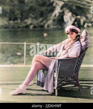 Ein Porträt von Greta Garbo auf ihrer Yacht vor Catalina Island. Greta Garbo wurde in Stockholm geboren und wurde während des Studiums an der Royal Theatre Dramatic School von dem schwedischen Regisseur Mauritz Stiller „vertänkt“. Ihr erster Hollywood-Film war 'The Temptress' 1926. Zu ihren weiteren Erfolgen zählen "Queen Christie" (1930), "Anna Karenina" (1935) und "Ninotchka" (1939). 1941 zog sie sich aus den Filmen zurück, nachdem sie schlechte Kritiken über die „zweigesichtige Frau“ erhalten hatte, die den Rest ihres Lebens als Einsiedlerin in New York verbracht hatte. Kolorierte Version von: 10222766 Datum: 31.. Juli 1929 Stockfoto