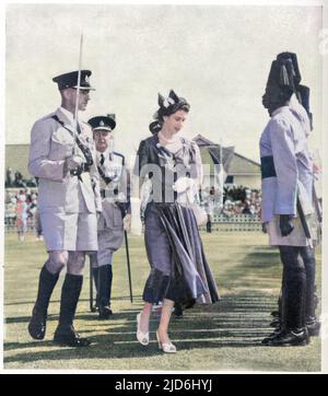 ELIZABETH II. Inspiziert die Ehrenwache der ugandischen Polizei während des kurzen Besuches der Königin. Sie tragen Khaki-Bohrer und dunkelblaue Tarbooshes. Kolorierte Version von: 10236388 Datum: 1954 Stockfoto