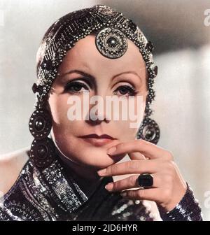 Greta Garbo (1905 - 1990), als Mata Hari. Greta Garbo wurde in Stockholm geboren und wurde während des Studiums an der Royal Theatre Dramatic School von dem schwedischen Regisseur Mauritz Stiller „vertänkt“. Ihr erster Hollywood-Film war 'The Temptress' 1926. Zu ihren weiteren Erfolgen zählen "Queen Christie" (1930), "Anna Karenina" (1935) und "Ninotchka" (1939). 1941 zog sie sich aus Filmen zurück, nachdem sie schlechte Kritiken für eine „zweigesichtige Frau“ erhalten hatte. Den Rest ihres Lebens verbrachte sie als Einsiedlerin in New York. Kolorierte Version von: 10222758 Datum: 1932 Stockfoto