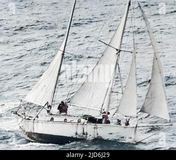 Sir Robin Knox-Johnston und seine 32-Fuß-Ketsch Suhaili, nachdem er eine 312-tägige Nonstop-Einhandreise um die Welt absolviert hatte. Kolorierte Version von: 10283577 Datum: 21. 1969. April Stockfoto