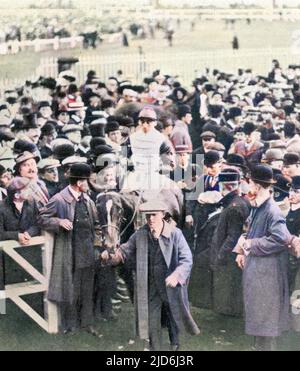 Bayardo, von Danny Maher gefahren und von Alec Taylor Jr trainiert, kommt nach dem Sieg bei den St Leger Stakes bei Doncaster im Jahr 1909 wieder auf die Waage. Kolorierte Version von: 10295384 Datum: 1909 Stockfoto