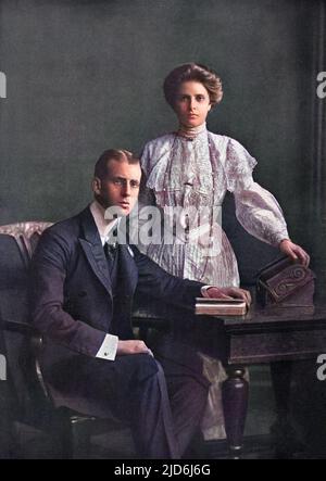 Prinz Andreas von Griechenland (1882 - 1944), vierter Sohn von König Georg I. von Griechenland (und Neffe von Königin Alexandra) zusammen mit seiner Verlobten Prinzessin Alice von Battenberg (1885 - 1969), ältestes Kind von Prinzessin Victoria von Hessen und Prinz Ludwig von Battenberg. Kurz vor der Heirat 1903. Sie sind die Eltern von Prinz Philip, Herzog von Edinburgh. Kolorierte Version von: 10504227 Datum: 1903 Stockfoto